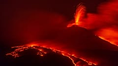 Die Eruptionen des Ätna gehen weiter, zwei Lavaflüsse bewegen sich weiterhin die Hänge des Vulkans hinab, wie man von Nicolosi bei Catania in Italien am Dienstag, dem 26.08.2025, sehen kann.