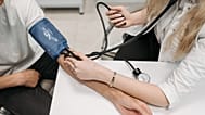 Ένας άνδρας ελέγχει την αρτηριακή του πίεση.