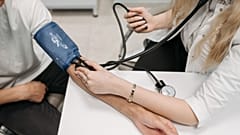 Ένας άνδρας ελέγχει την αρτηριακή του πίεση.