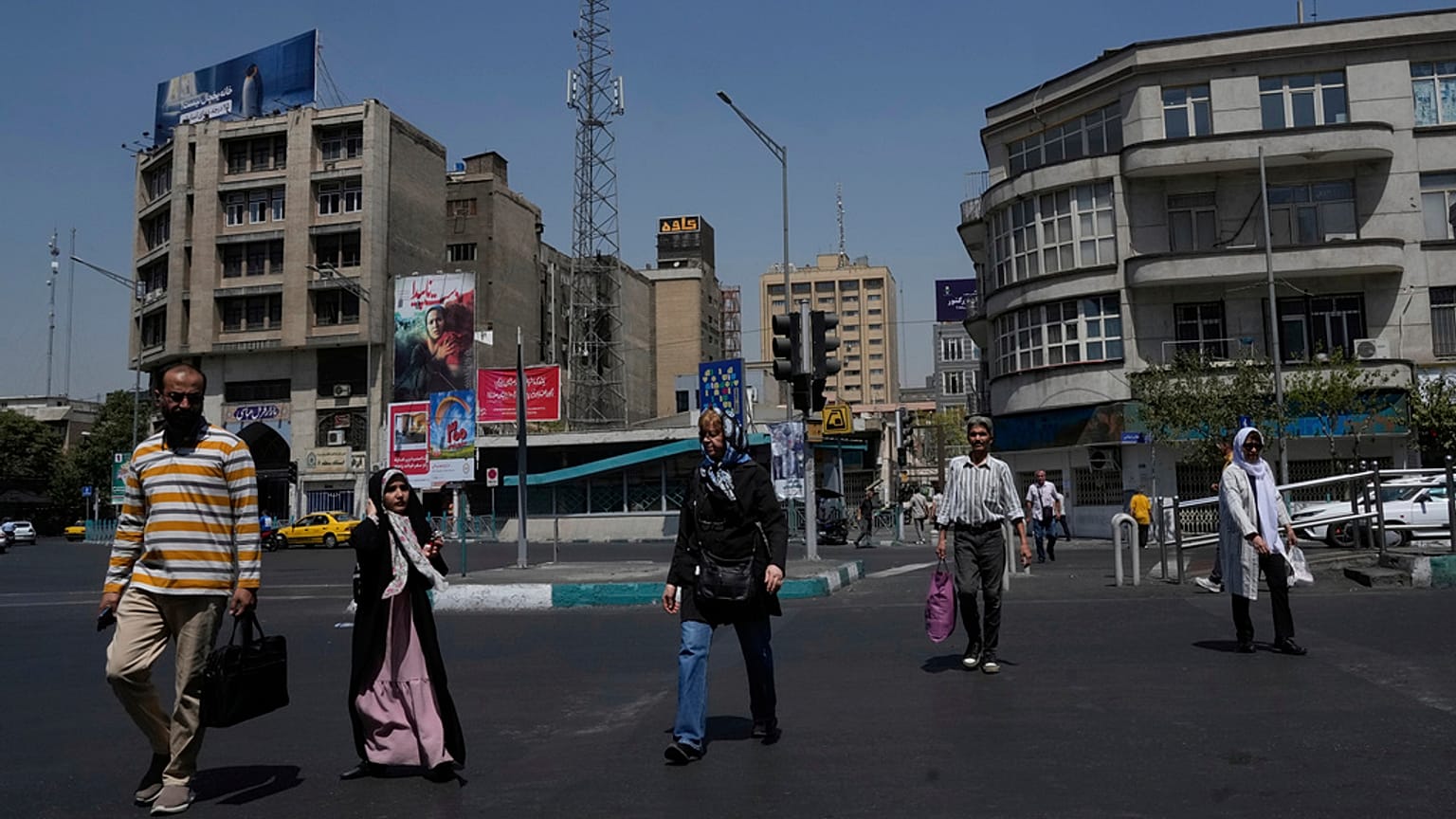 أشخاص يعبرون شارعا في وسط مدينة طهران, إيران, الخميس, أغسطس. 28, 2025