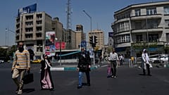 أشخاص يعبرون شارعا في وسط مدينة طهران, إيران, الخميس, أغسطس. 28, 2025