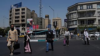 أشخاص يعبرون شارعا في وسط مدينة طهران, إيران, الخميس, أغسطس. 28, 2025