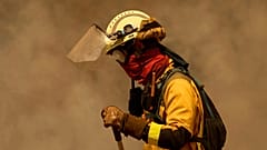 Ein Feuerwehrmann arbeitet, während ein Waldbrand auf das Dorf Rebordondo bei Ourense im Nordwesten Spaniens vorrückt. Montag, 18. August 2025.