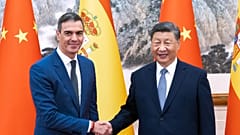 Ο Ισπανός πρωθυπουργός Pedro Sánchez, αριστερά, συναντά τον Κινέζο πρόεδρο Xi Jinping στο Πεκίνο, 9 Σεπτεμβρίου 2024.