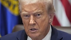 Präsident Donald Trump spricht während einer Kabinettssitzung, Dienstag, 26. August 2025, im Weißen Haus in Washington. (AP Photo/Mark Schiefelbein)