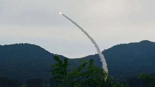 Esta foto facilitada el domingo 24 de agosto de 2025 por el gobierno norcoreano muestra el disparo de prueba de un nuevo misil antiaéreo en un lugar no revelado, Corea del Norte el 23 de agosto de 2025.
