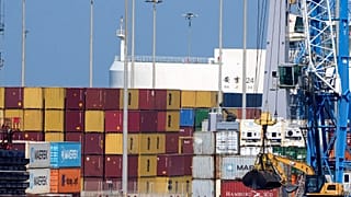 Pilas de contenedores cerca de un buque de carga en el puerto de Civitavecchia, Italia, jueves 7 de agosto de 2025.