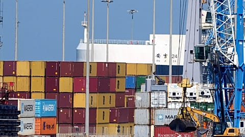 Pilas de contenedores cerca de un buque de carga en el puerto de Civitavecchia, Italia, jueves 7 de agosto de 2025.