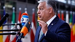 Ungarns Ministerpräsident Viktor Orban spricht mit den Medien, als er zu einem EU-Gipfel im Gebäude des Europäischen Rates in Brüssel eintrifft, Donnerstag, 26. Juni 2025. 