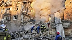Bombeiros trabalham no local de um edifício em chamas após um ataque russo em Kiev, 28 de agosto de 2025