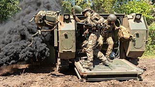 Los militares ucranianos de la 13.a brigada participan en el entrenamiento en el campo de entrenamiento en la región de Járkov, Ucrania, el viernes 29 de agosto de 2024.