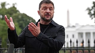 El presidente de Ucrania habla en el Parque Lafayette, el lunes 18 de agosto de 2025, en Washington.