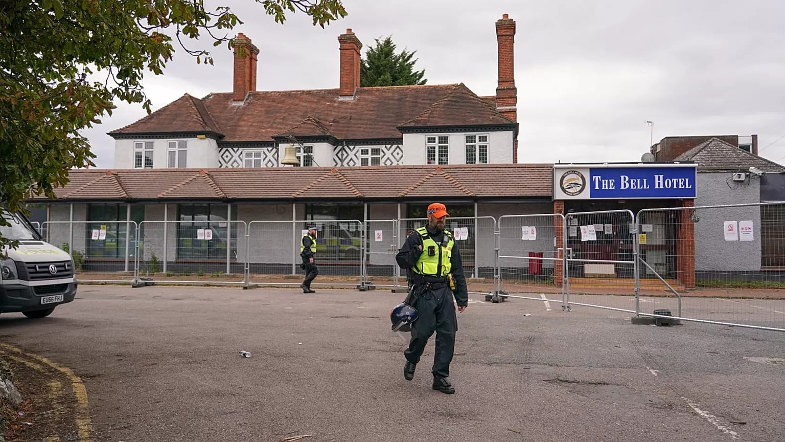 Bir polis memuru Epping'deki The Bell Hotel'in önünde yürürken, 27 Temmuz, 2025