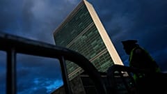 ضابط شرطة يقف خارج مقر الأمم المتحدة