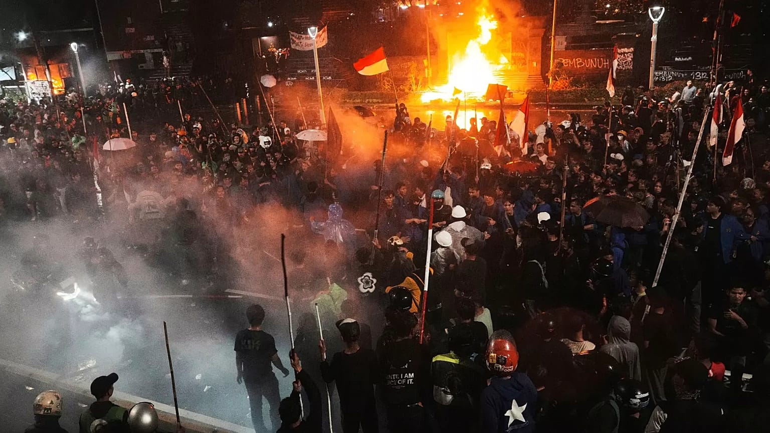 Öğrenciler, Cakarta'da bir moto kuryenin ölümünün ardından düzenlenen protesto sırasında Cakarta Bölge Polis Merkezi önünde toplandı, 29 Ağustos, 2025