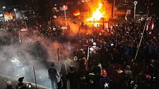 Öğrenciler, Cakarta'da bir moto kuryenin ölümünün ardından düzenlenen protesto sırasında Cakarta Bölge Polis Merkezi önünde toplandı, 29 Ağustos, 2025