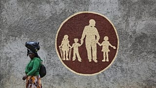 Μια γυναίκα περπατάει μπροστά από το ορφανοτροφείο Saint- Hélène στη συνοικία Kenscoff του Πορτ-ο-Πρενς, 4 Αυγούστου 2025.