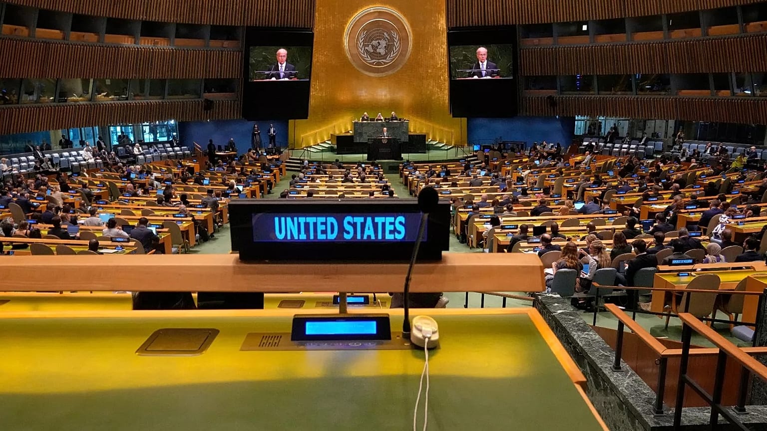 O lugar da delegação dos EUA está desocupado enquanto o primeiro-ministro palestiniano Mohammed Mustafa discursa na Assembleia Geral da ONU, 28 de julho de 2025