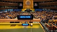 Η θέση της αντιπροσωπείας των ΗΠΑ είναι κενή καθώς ο Παλαιστίνιος πρωθυπουργός Μοχάμεντ Μουσταφά μιλάει στη Γενική Συνέλευση του ΟΗΕ, 28 Ιουλίου 2025.