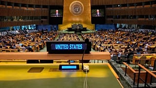O lugar da delegação dos EUA está desocupado enquanto o primeiro-ministro palestiniano Mohammed Mustafa discursa na Assembleia Geral da ONU, 28 de julho de 2025