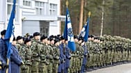 ARCHIVO - Banderas de las Fuerzas Aéreas finlandesas durante un desfile en Jyvaskyla, Finlandia, en noviembre de 2024.