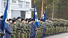 FILE - Fahnen der finnischen Luftstreitkräfte bei einer Parade in Jyvaskyla, Finnland, im November 2024