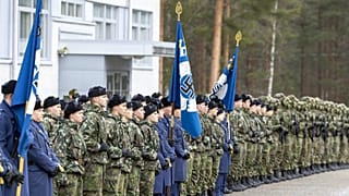 ARCHIVO - Banderas de las Fuerzas Aéreas finlandesas durante un desfile en Jyvaskyla, Finlandia, en noviembre de 2024.