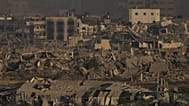 Κτίρια που καταστράφηκαν κατά τη διάρκεια των ισραηλινών χερσαίων και εναέριων επιχειρήσεων στέκονται στη βόρεια Λωρίδα της Γάζας, όπως φαίνονται από το νότιο Ισραήλ, Σάββατο 30 Αυγούστου 2025. (AP Photo/Le