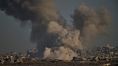 يتصاعد الدخان إلى السماء عقب غارة إسرائيلية على شمال قطاع غزة، كما يظهر من جنوب إسرائيل، السبت 30 آب 2025