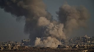 يتصاعد الدخان إلى السماء عقب غارة إسرائيلية على شمال قطاع غزة، كما يظهر من جنوب إسرائيل، السبت 30 آب 2025