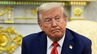 الرئيس دونالد ترامب يستمع خلال اجتماع مع الرئيس الكوري الجنوبي لي جاي ميونغ في المكتب البيضاوي بالبيت الأبيض، يوم الاثنين 25 أغسطس/آب 2025، في واشنطن.