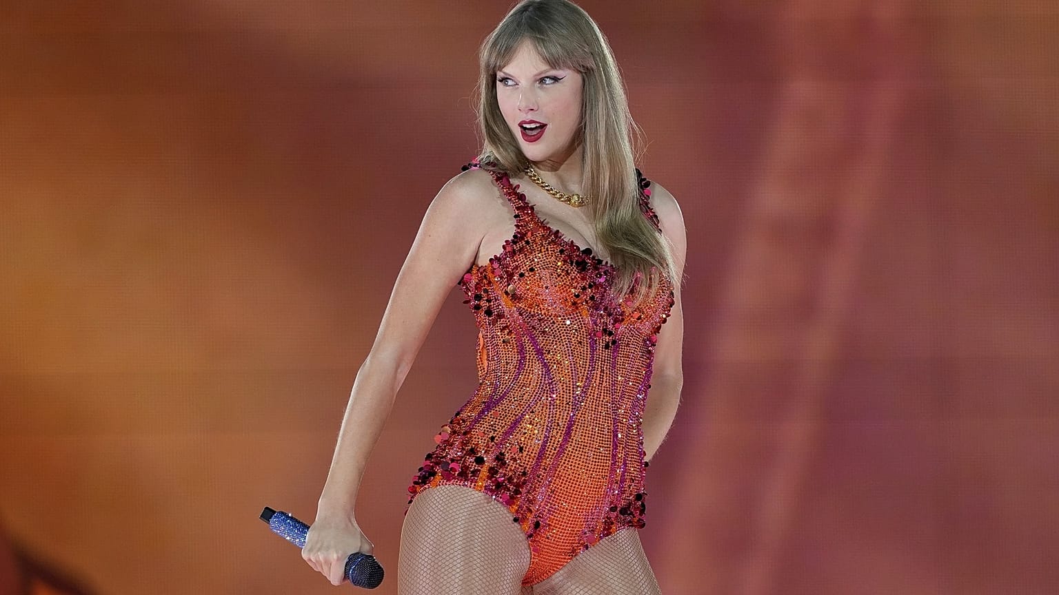 المغنية تايلور سويفت خلال إحيائها حفلًا ضمن جولتها الغنائية "Eras Tour" في باريس، على مسرح La Défense Arena، بتاريخ 9 أيار/مايو 2024.
