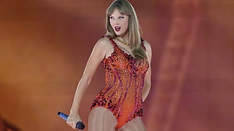 المغنية تايلور سويفت خلال إحيائها حفلًا ضمن جولتها الغنائية "Eras Tour" في باريس، على مسرح La Défense Arena، بتاريخ 9 أيار/مايو 2024.