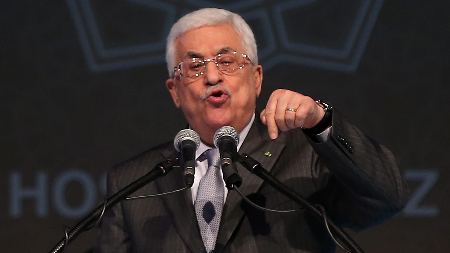 الرئيس الفلسطيني محمود عباس يتحدث خلال مأدبة إفطار أقيمت في إسطنبول مع رئيس الوزراء التركي آنذاك رجب طيب أردوغان، يوم الجمعة 18 تموز/يوليو 2014. 