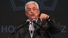 الرئيس الفلسطيني محمود عباس يتحدث خلال مأدبة إفطار أقيمت في إسطنبول مع رئيس الوزراء التركي آنذاك رجب طيب أردوغان، يوم الجمعة 18 تموز/يوليو 2014. 