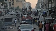 Εκτοπισμένοι Παλαιστίνιοι που εγκαταλείπουν τη βόρεια Λωρίδα της Γάζας μετακινούνται με τα υπάρχοντά τους σε δρόμο στην πόλη της Γάζας, Παρασκευή 29 Αυγούστου 2025.