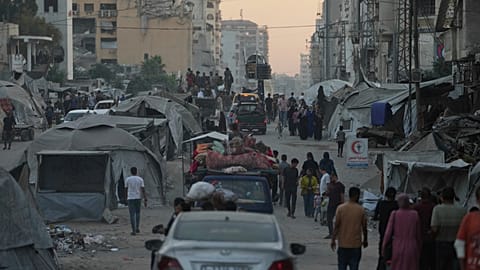 Vertriebene Palästinenser, die aus dem nördlichen Gazastreifen fliehen, bewegen sich mit ihren Habseligkeiten auf einer Straße in Gaza-Stadt, Freitag, 29. August 2025.