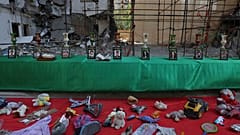 صور الأطفال والمراهقين الذين قتلوا في الغارة الجوية الإسرائيلية في 13 يونيو على مجمع سكني في طهران، إيران، معروضة مع بعض متعلقاتهم يوم السبت 19 يوليو 2025.