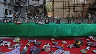 صور الأطفال والمراهقين الذين قتلوا في الغارة الجوية الإسرائيلية في 13 يونيو على مجمع سكني في طهران، إيران، معروضة مع بعض متعلقاتهم يوم السبت 19 يوليو 2025.