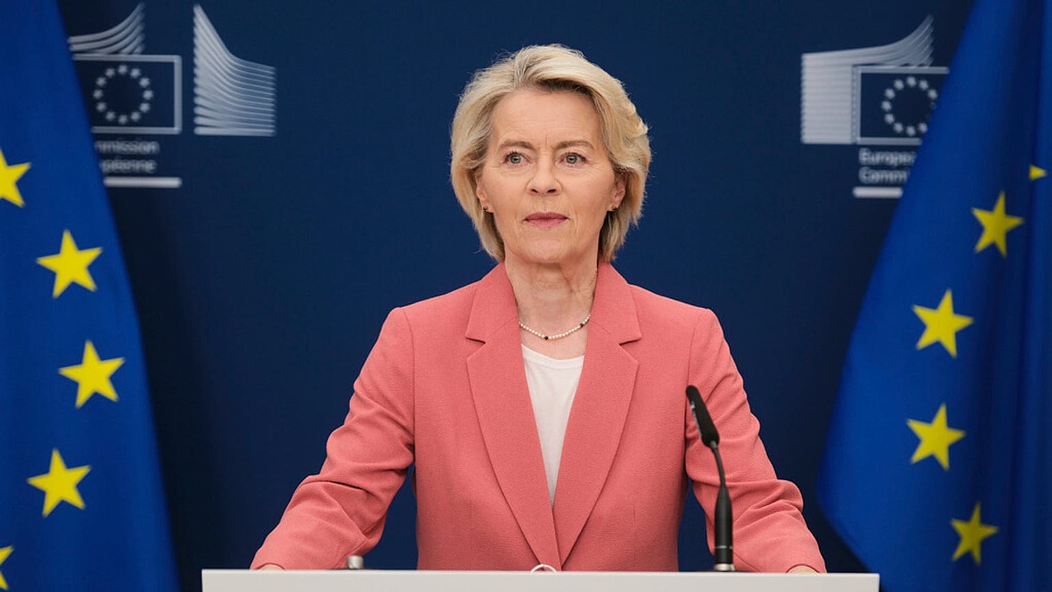 La Presidenta de la Comisión Europea, Ursula von der Leyen, hace una declaración a los medios en la sede de la UE en Bruselas, Bélgica, el jueves 28 de agosto de 2025.