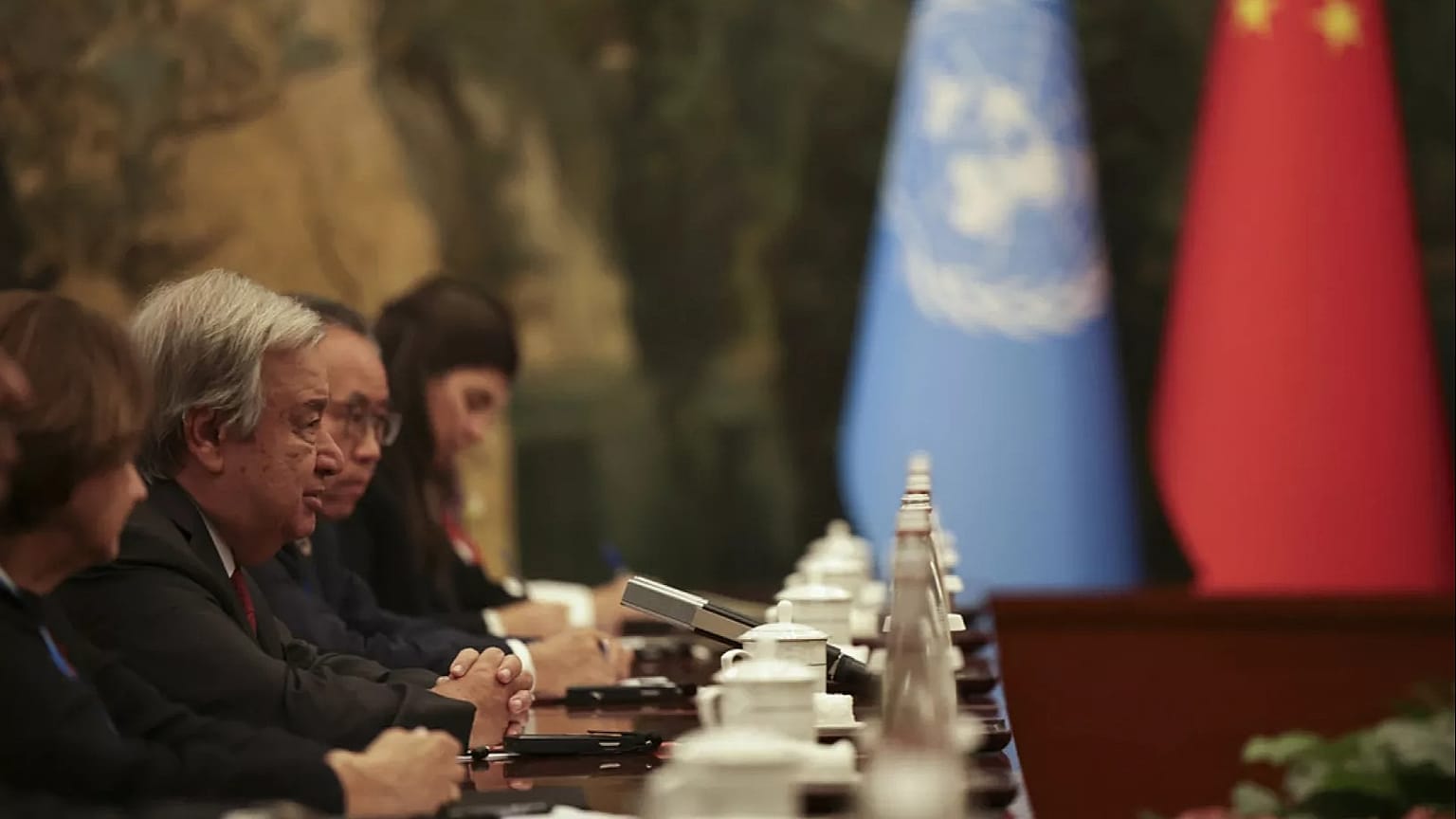 Ο Γενικός Γραμματέας του ΟΗΕ Αντόνιο Γκουτέρες μιλάει κατά τη διάρκεια διμερούς συνάντησης με τον Πρόεδρο της Κίνας Σι Τζινπίνγκ, ενόψει της Συνόδου Κορυφής του Οργανισμού Συνεργασίας της Σαγκάης (SCO) στην Τία