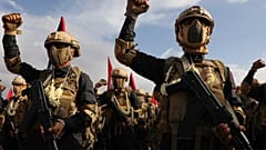 مقاتلون حوثيون يشاركون في مسيرة أسبوعية مناهضة لإسرائيل في صنعاء، اليمن، الجمعة 29 آب/أغسطس 2025. 