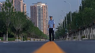 قمة شنغهاي: يقف ضابط شرطة حارسًا خارج مكان قمة منظمة شنغهاي للتعاون (SCO) في تيانجين، الصين، يوم الأحد، 31 أغسطس 2025.