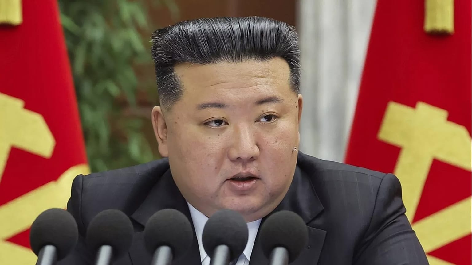 FILE - Sur cette photo fournie par le gouvernement nord-coréen, le dirigeant nord-coréen Kim Jong Un prononce un discours lors d'une réunion tenue du 23 au 27 décembre 2024 à Pyongy.