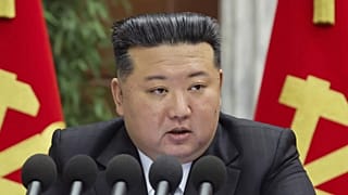 ARQUIVO - Nesta foto fornecida pelo governo norte-coreano, o líder norte-coreano Kim Jong Un discursa numa reunião realizada entre 23 e 27 de dezembro de 2024, em Pyongy