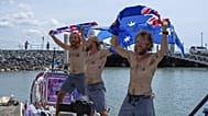 Τα αδέρφια από τη Σκωτία, Ewan, Jamie και Lachlan, Maclean αντιδρούν μετά την ολοκλήρωση της κωπηλασίας τους που έσπασε το ρεκόρ από το Περού στον Ειρηνικό Ωκεανό μέχρι το Κερνς της Αυστραλίας, το Σάββατο 30 Αυγούστου.