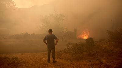 Un habitant observe un incendie de forêt qui progresse vers le village de Rebordondo, près d’Ourense, dans le nord-ouest de l’Espagne.