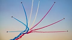 Μοναδικο΄ισχηματισμοί ακριβείας από τους Γάλλους πιλότους της ομάδας αεροβατικών Patrouille de France (PAF)