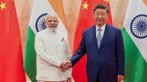 En esta foto facilitada por la Oficina del Primer Ministro indio, el primer ministro indio, Narendra Modi (izquierda), y el presidente chino, Xi Jinping, se dan la mano antes de su reunión. 