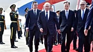 Σε αυτή τη φωτογραφία που δημοσιεύεται από το πρακτορείο ειδήσεων Xinhua, ο Ρώσος πρόεδρος Βλαντίμιρ Πούτιν, στο κέντρο, φτάνει για τη σύνοδο κορυφής του Οργανισμού Συνεργασίας της Σαγκάης (SCO) στο Τιαντζίν της Κίνας την Κυριακή